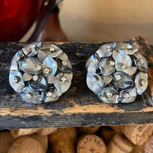 Vintage Leru clip earrings